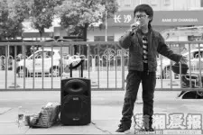 10岁男孩长沙街头卖唱养家续 教育局：欢迎回老家读书图片