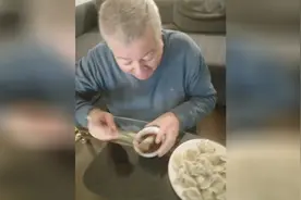 德国老人在吃中国的饺子 蘸着蒜汁 吃的津津有味啊视频封面