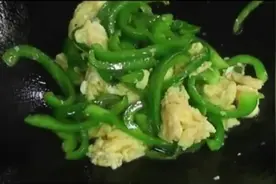 教你做简单彩椒炒鸡蛋，却能变出新花样，不是一般的下饭视频封面