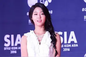 雪炫扮OL乐当办公室女神！好想有这款同事图片