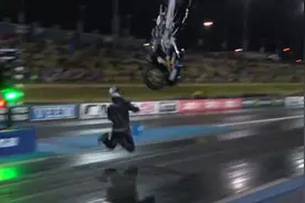 澳摩托车赛发生360度惊险翻车 车手幸存图片