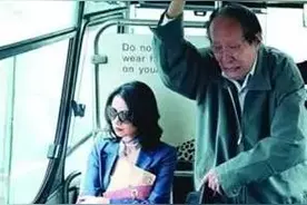 司机点名年轻女乘客让座，是善意提醒？还是道德绑架？图片