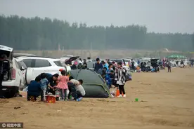 注意素质！黄河滩成私家烧烤街，垃圾遍地污染黄河水图片