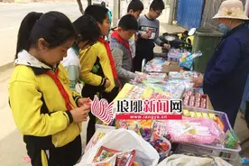 “微信红包”现临沂小学周围 很多学生每天试手气图片