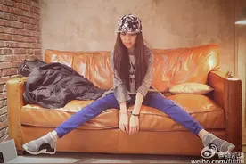 薛凯琪上脚Adidas NMD 鞋款，女生也可以将NMD穿出不一样的感觉。图片