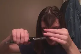 美女挑战空气刘海，几分钟后，果然年轻又漂亮了