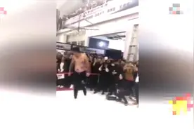 长春纹身师肉里扎金属玩人体悬挂，事后淡定称一点都不疼视频封面