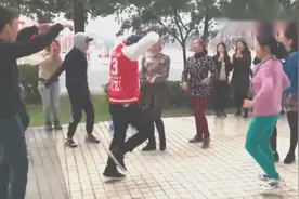 街舞小伙PK广场舞大妈，体力不支被完虐
