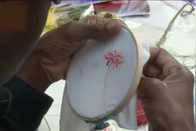 你见过老外绣花吗？中国蜀绣受外国人青睐！视频封面
