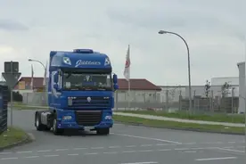 这样的卡车车头你见过几个，开这车一定舒服极了