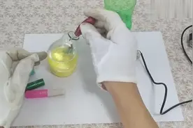 灯泡变废为宝，变成七彩小夜灯，很神奇哦！
