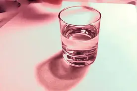 素描 大神绘制3D立体水杯 反向作画，可以拿起来喝了