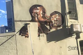 澳街头画家创作美歌手亲吻自己涂鸦高价卖出图片