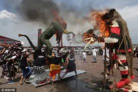 印尼抬鬼大游行：大白天“活见鬼”，美女变身“胡须男神”图片