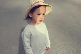多多妹妹潮装曝光 接姐姐放学被赞暖心图片