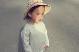 多多妹妹潮装曝光 接姐姐放学被赞暖心图片