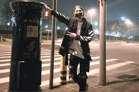 鹿晗与邮筒合影 邮筒爆红成景点图片