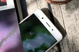 vivo Xplay5，双曲面改变每一次滑动图片