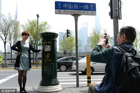 鹿晗合影邮筒成外滩新景点 市民粉丝拍照留念图片