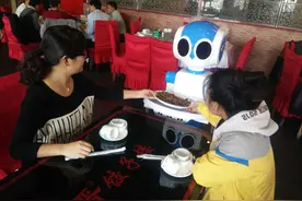 机器人服务员走进青城人的生活图片
