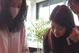 小四月绝对的美女胚子！陪妈妈赵薇拍戏获众人编发俏皮可爱图片