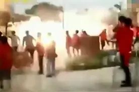 迎亲队伍互射烟花 激战4小时壮观震撼 古代迎亲文化揭秘图片