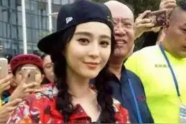 范冰冰穿这样去跑马拉松 红绿宽松花衣疑怀孕图片