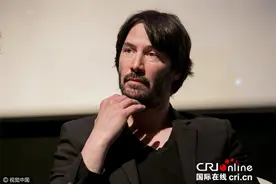 基努·里维斯宣传自己监制纪录片 留络腮胡圆脸显发福图片