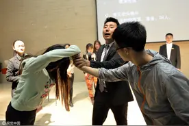职业保镖进天津高校传授防身术，教授女生如何应对各种危险状况图片