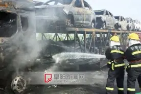 滁新高速一运输车起火：车载25辆小轿车 损失100多万图片