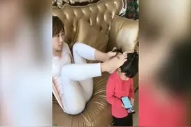 失去双臂的妈妈，用脚给女儿扎头发，母爱是完整的视频封面