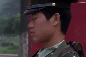 这个新兵厉害了，这是多久没睡觉了啊，站个岗都能睡着，笑死我了视频封面