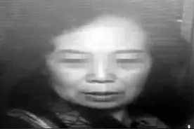 女子银行卡背面写密码取钱后忘拔出被取走1万图片