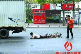 阿姨骑单车斜穿路口被货车撞伤图片