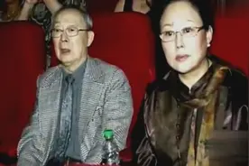 67岁斯琴高娃近照，曾遭丈夫家暴离婚，如今瘫痪全靠坐轮椅出行视频封面