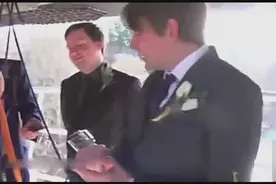 大胆新婚夫妻举办蹦极婚礼视频封面