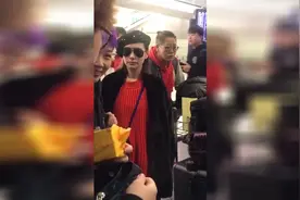 阿娇钟欣潼大墨镜黑大衣贝雷帽时尚造型