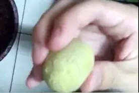 蛋黄有弹性顾客不敢吃 怀疑买到人工蛋图片