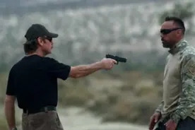 被人拿枪指着怎么办,教你如何夺枪反击