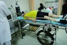 小伙元旦岔吃岔喝 如厕时肛门掉肉球便血晕倒图片