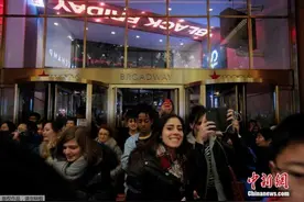 美“黑五”抢购混乱众生相：商场传枪声临时关闭图片