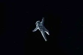 宇航员脱离飞船，意外漂浮在太空最终结果会怎样？图片