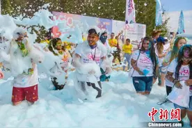 68国青年齐聚海南清水湾进行彩色泡泡跑图片