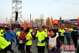 万余名海内外选手齐聚黄河大堤 炎黄国际马拉松赛鸣枪图片