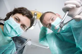 25岁小伙拔智齿后流血险些晕厥，“最难拔的牙”该怎么拔？图片