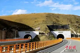 世界已建成海拔最高公路隧道“雪山一号”通车图片