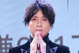 薛之谦风波后首度公开亮相 中分烫头变身大婶图片