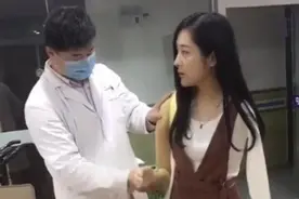 90后无臂女孩用脚直播成网红 大学毕业后卖过彩票如今做文员图片