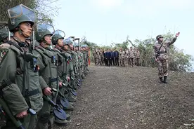 中越边境云南段扫雷行动启动：先进设备用不上，只能人工排雷图片