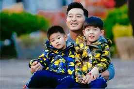 《爸爸5》小鱼儿缩脖唱歌呆萌 安吉依然“嫌弃”沙溢图片